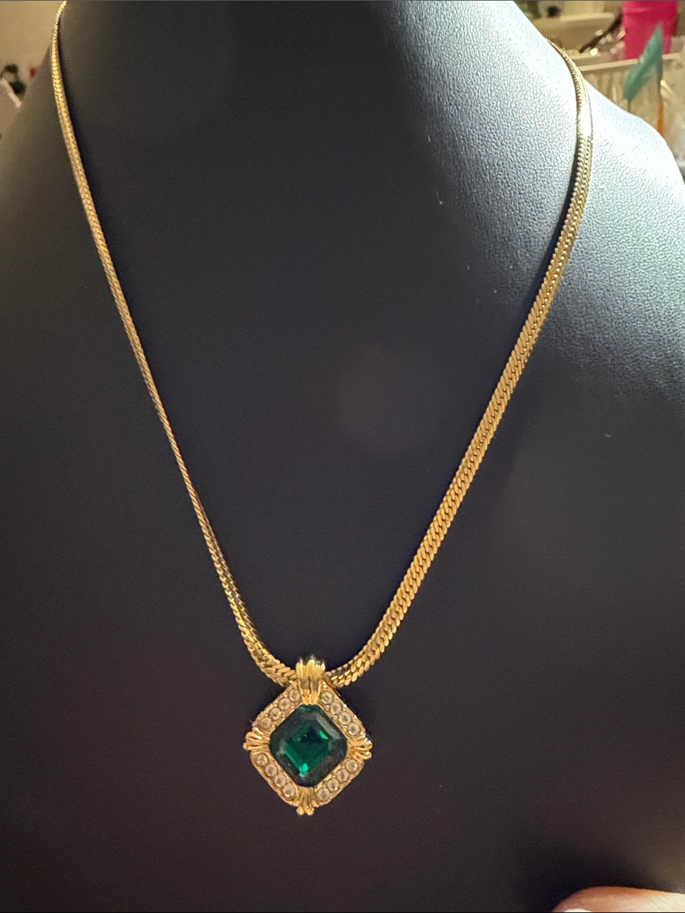 Vintage like new AVON Emerald color Glass and Gold tone necklace 16”-17”